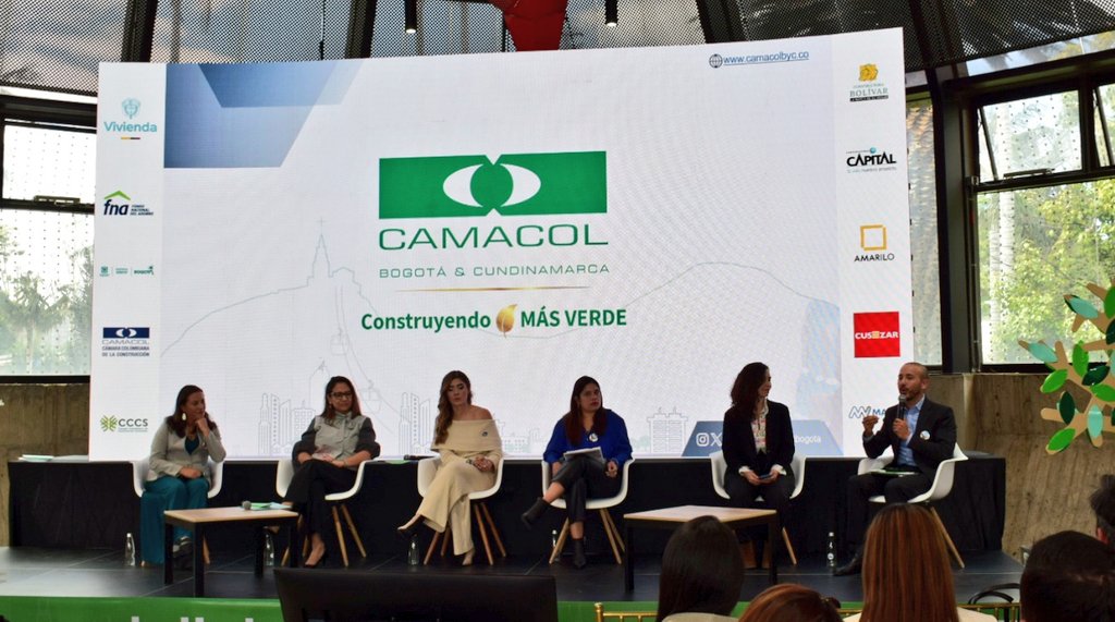 CAMACOLBOGOTA's tweet photo. #ParticipaciónGremial/
Gerente de #CamacolBYC, @Ejchirivi, en el lanzamiento del Crédito Constructor Verde del @FNAahorro, expuso los avances e iniciativas que se adelantan bajo la estrategia #CamacolVerde para contribuir a la #sostenibilidad del país.
#CréditoVerde
#ConstrucciónSostenible