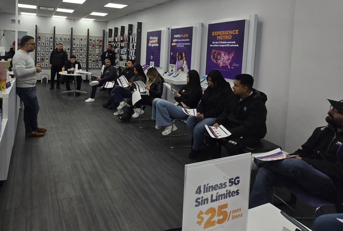 StellarWireless's tweet photo. A meeting of the minds. ⭐️⭐️⭐️
#stellarwireless #metrobytmobile #nadayadayada #MetroFlex https://t.co/RlNRAvKbsk
