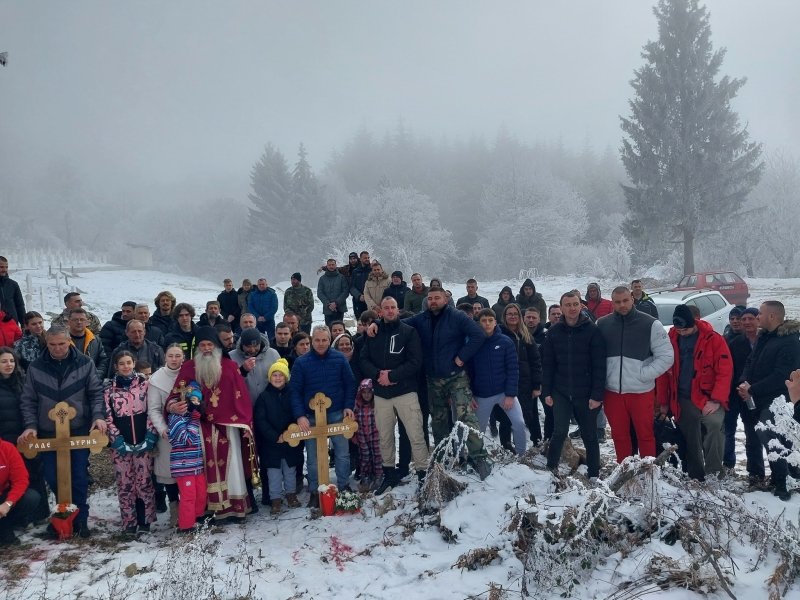 5Pillarsuk's tweet photo. 🚨 🇧🇦 Muslim Graves Vandalised

Serbs in Bosnia have desecrated the graves of Srebrenica genocide victims. They planted crosses on Muslim graves and set them in concrete to make them irremovable.

The desecration was organised by the Serb Orthodox Priest Luka Babić - backed and supported by Serbia's Orthodox Church. 

Since 1995, Muslims living in the Republika Srpska - an entity within Bosnia founded on the genocide of Bosniak Muslims -have faced constant harassment and intimidation.