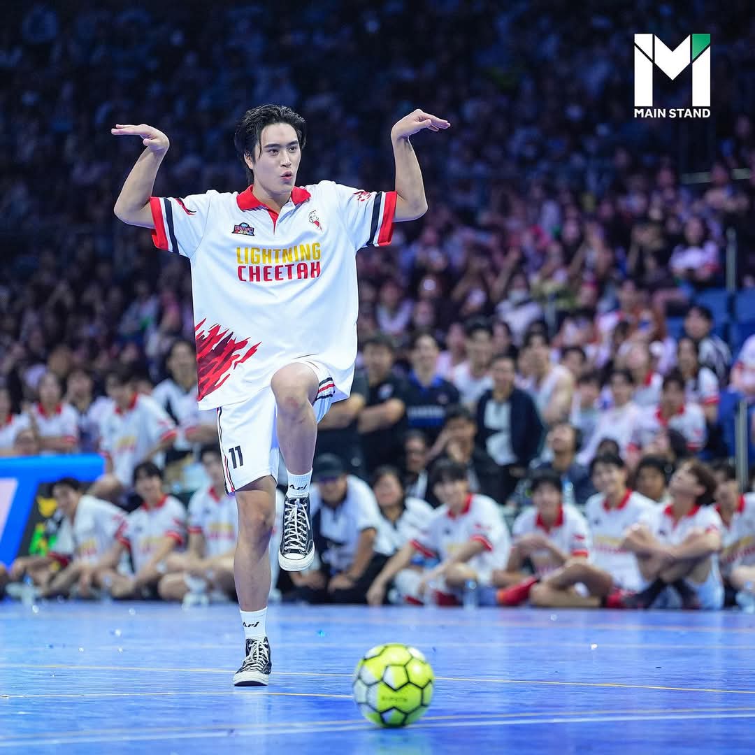 GeminiFourth_CC's tweet photo. 🗓 23.01.2025
Cr. Facebook : Main Stand
#MainStandPHOTO #GMMTV #GMMTVStarlympics2024
#Gemini_NT #เจมีไนน์ @gemini_ti
#MainStand : ช่างภาพ Main Stand รวบรวมภาพส่วนหนึ่งของเหล่าศิลปินนักแสดงจาก GMMTV ในการแข่งขัน“GMMTV STARLYMPICS 2024” ซึ่งจัดขึ้นเป็นปีที่ 2
ผ่านการแข่งขันกีฬาสุดมันอย่าง บาสเก็ตบอล, วิ่งผลัด และ ฟุตซอล พร้อมโชว์ เอ็กซ์คลูซีฟสุดพิเศษกับ Star Concert บนเวทีแสงสีเสียงสุดอลังการ ที่ใส่ไม่ยั้งให้แฟนๆ ได้เต็มอิ่มกันแบบฉ่ำๆ ท่ามกลางทัพศิลปินของ “GMMTV” กว่า 100 ชีวิต จากทั้ง 2 ทีม ได้แก่ ทีม “Lightning Cheetah”
ทีม “Shadow Eagle” ให้ได้ชมกันแบบจุใจเต็มอิ่มเต็มอารมณ์ครบทุกโมเมนต์กว่า 8 ชั่วโมงเต็ม ที่อิมแพ็ค อารีน่า เมื่อช่วงปลายเดือนธันวาคม 2024 ที่ผ่านมา