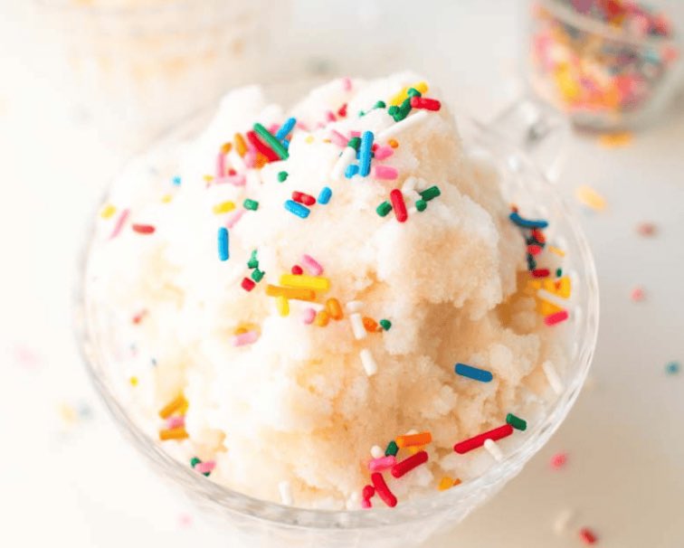 Chevy_mama's tweet photo. "🌨️ Hey American Friends !! It seems Mother Nature’s throwing snow like it’s confetti! 😂 If you’re snowed in, it’s time for 
#snowcream❄️ a yummy dessert made with snow #SnowDay" #Canada #DessertMadeWithSnow https://t.co/uYWmT7T7oR