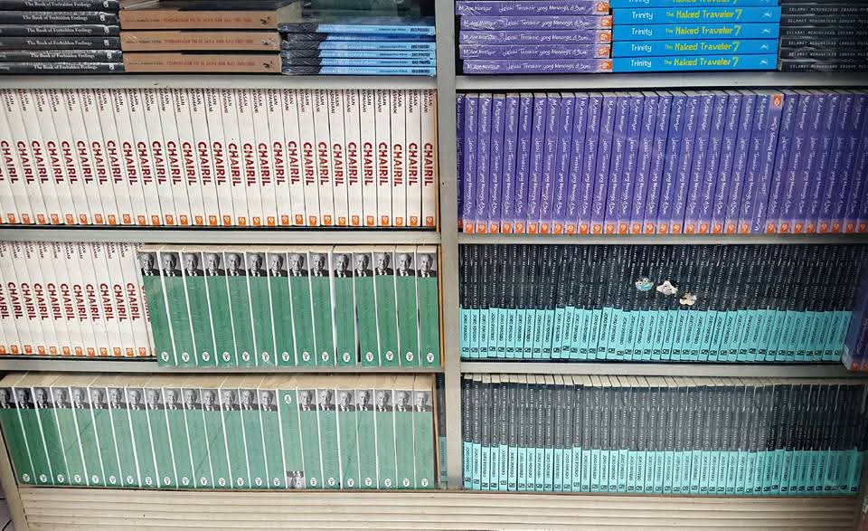 Dulu nyetok ini buku 50eks. Tapi sama penerbit dikirimnya malah 110eks. Sisa 20eks bertahun-tahun tidak kunjung abis. Tiba-tiba tahun lalu banyak yang nyari, sisa stok itu abis dalam 2 hari.