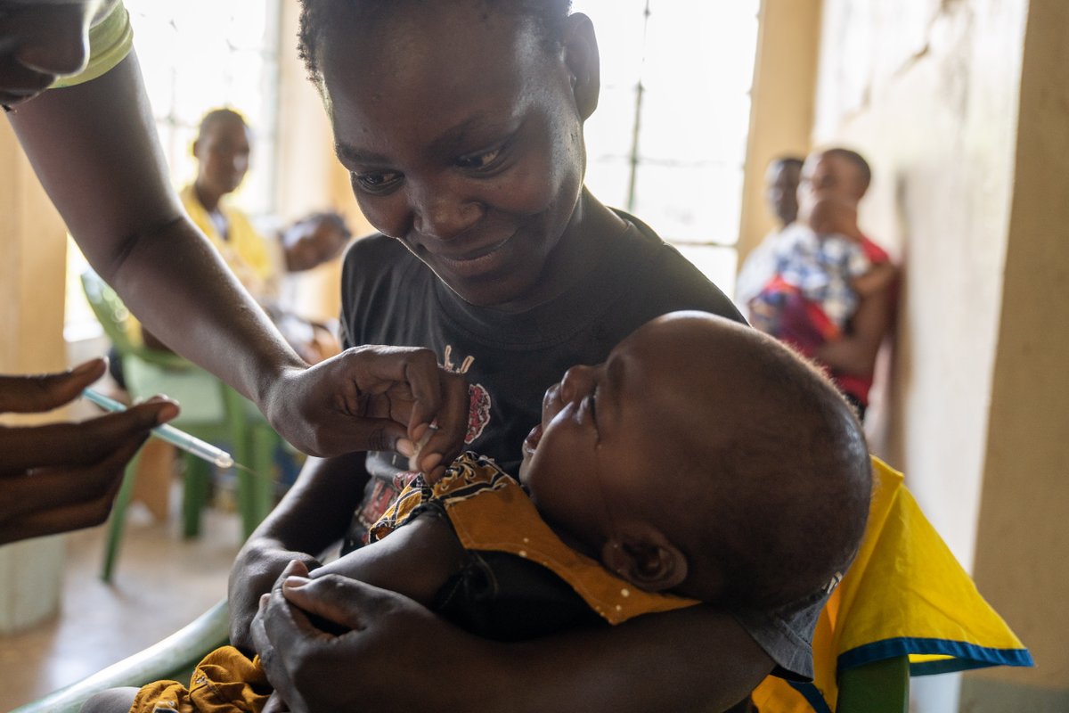One year on from the rollout of the 1st malaria vaccine, 17 countries have it, covering 70% of the world's malaria burden 🌍💉 With next-gen vaccines on the horizon, continued investment is crucial to ensure we deliver them to those who need them most 👉  bit.ly/3Wuw16q