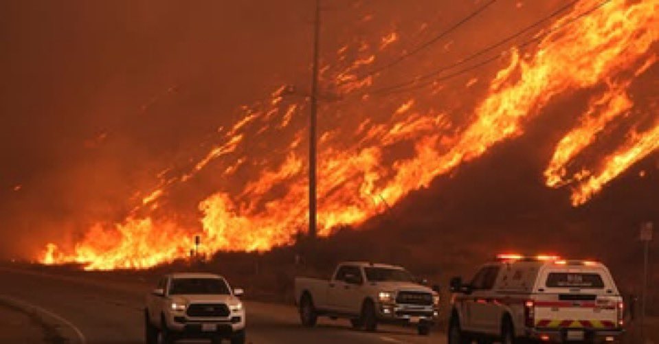 th1nkD33P's tweet photo. Southern California Wildfires Grow As Santa Ana Winds Continue
• #HughesFire is burning near Castaic Lake in Los Angeles County
• The blaze is north of the catastrophic Palisades and Eaton fires
• #SepulvedaFire has burned about 40 acres in Bel Air. https://t.co/zqAZaVtO7j