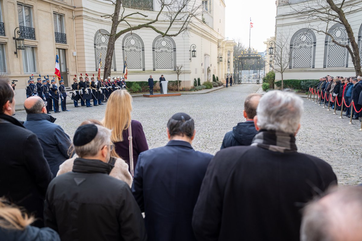 98 agents du ministère de l'Intérieur se sont engagés au péril de leur vie pour sauver des Juifs des persécutions nazies.

Aujourd'hui, une plaque en mémoire de ces agents reconnus "Justes parmi les Nations" a été inaugurée à Beauvau.

Découvrez-les ⤵️
interieur.gouv.fr/ministere/lhis…