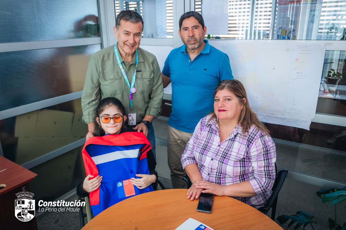 En una reunión emotiva, Patricio Uribe Ibáñez, Director Regional de Junaeb Maule, destacó el compromiso de la institución con estudiantes como Sofía, quien vive en el sector rural. Recibió un implemento médico para mejorar su visión y apoyar su aprendizaje.