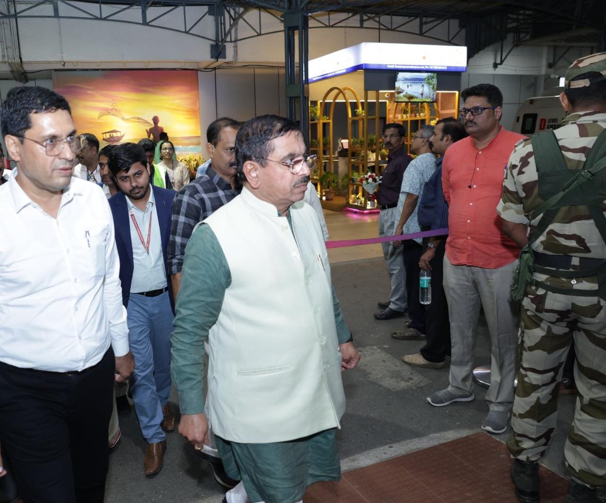 माननीय श्री प्रहलाद जोशी, कैबिनेट मंत्री, उपभोक्ता मामले, खाद्य एवं सार्वजनिक वितरण के केरल शुभागमन पर श्री सी पी सहारन, महाप्रबंधक, FCI (केरल), श्री मुकुंद ठाकुर, IAS, आयुक्त (खाद्य), केरल सरकार तथा अन्य वरिष्ट अधिकारीयों ने उनका अभिनन्दन किया।
<a href="/JoshiPralhad/">Pralhad Joshi</a> 
<a href="/FCI_India/">Food Corporation of India</a>