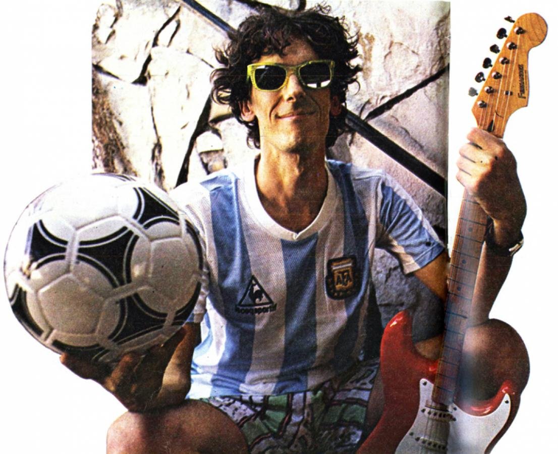 "El buen fútbol, el fútbol bien jugado, es un regocijo y representa una manera de expresarse. La armonía del cuerpo, la manera de encarar el espacio... soy muy respetuoso de los jugadores que están ahí ganándose el pan en una cancha".

✍️ Flaco Spinetta. Hoy cumpliría 75 años. ❤️