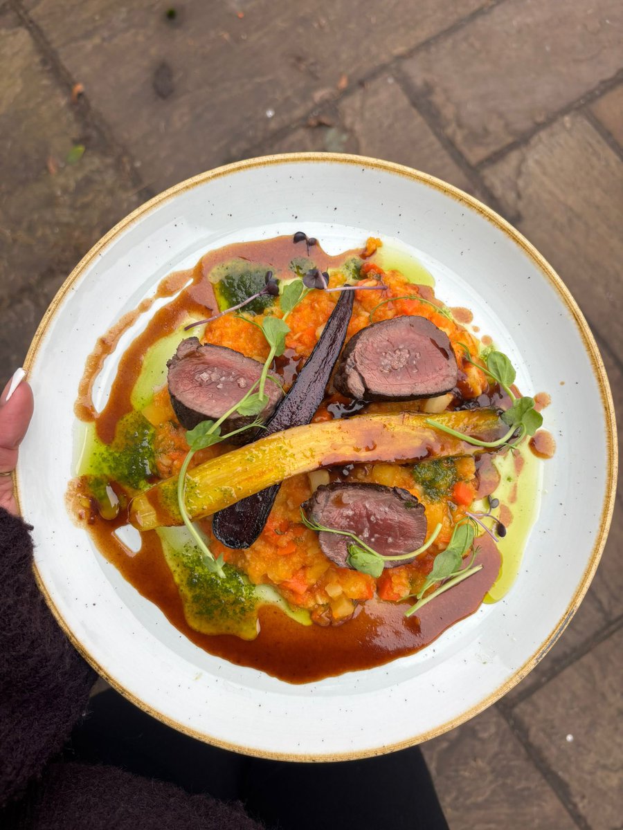 Pan fried venison loin, crushed roots, maple glazed carrots and redcurrant jus 😋