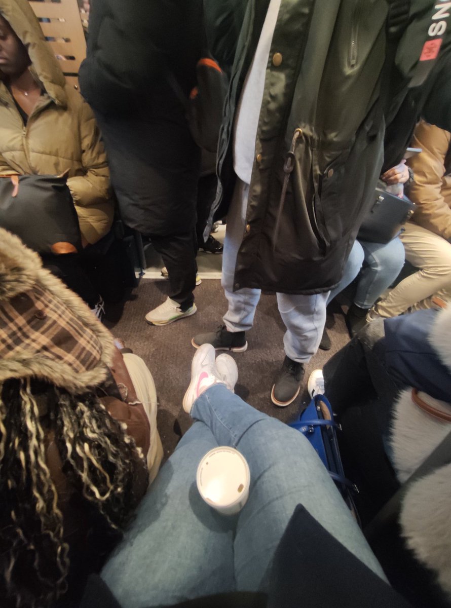 Sobreas_'s tweet photo. @SNCFVoyageurs c'est normal de louper des rdv pro pour une heure de retard le matin et le soir d'être stocker comme du bétail parce que vous vendez plus de billets que de places ? Les billets sont déjà de plus en plus chers pour moins de confort et de bons services ! @GroupeSNCF https://t.co/F2Ac0LTAPZ