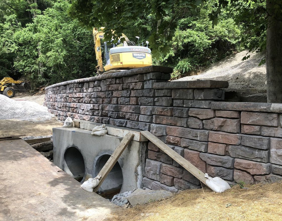 The Ledgestone texture brings a random, stacked stone aesthetic to projects, and with colors selected by your the team here at MHCP to complement your regional landscapes, it's always sure to be an end result you'll be proud of!

#Ledgestone #RediRock #RetainerWallsNY