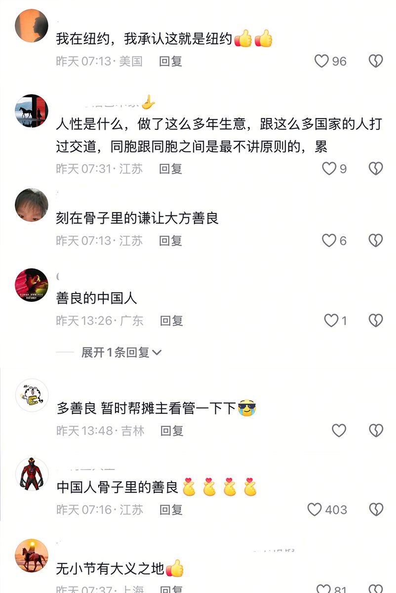 whyyoutouzhele's tweet photo. 1月22日，湖北武汉。一商贩在路边摆摊卖烟花爆竹被抓，随即摊位上的烟花被人们一抢而空。 https://t.co/oE27yZpP8z