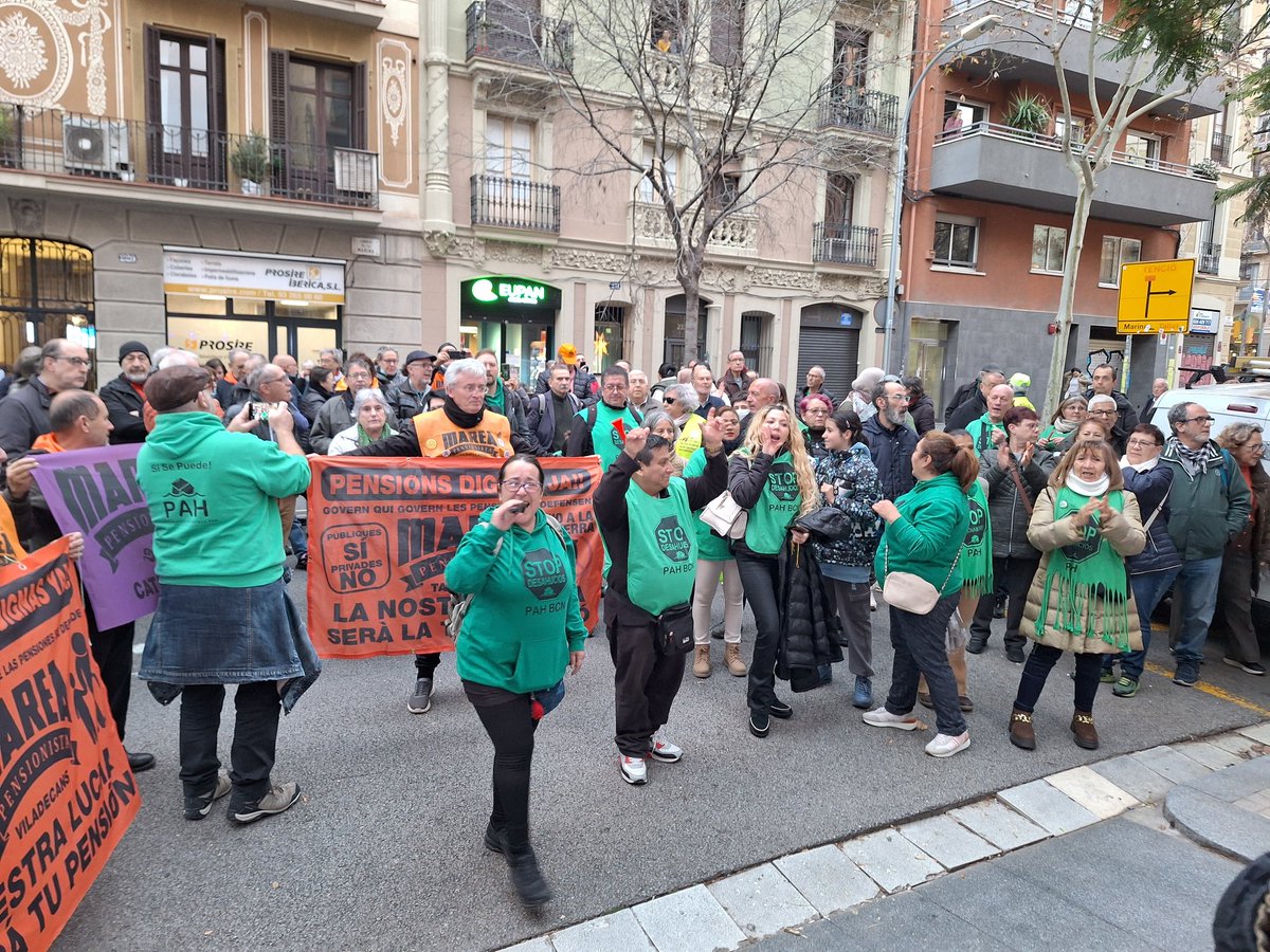 PAH_BCN's tweet photo. Nos encontramos en la sede de 
@JuntsXCat, partido claramente de derechas que sumado al @ppopular han tumbado medidas que provocarán daños irreparables para miles y miles de familias, gobiernan por y para sus intereses...vergüenza es poco.
📍Passatge de Bofill, 11
#Eixample https://t.co/2CzDqhPJ03