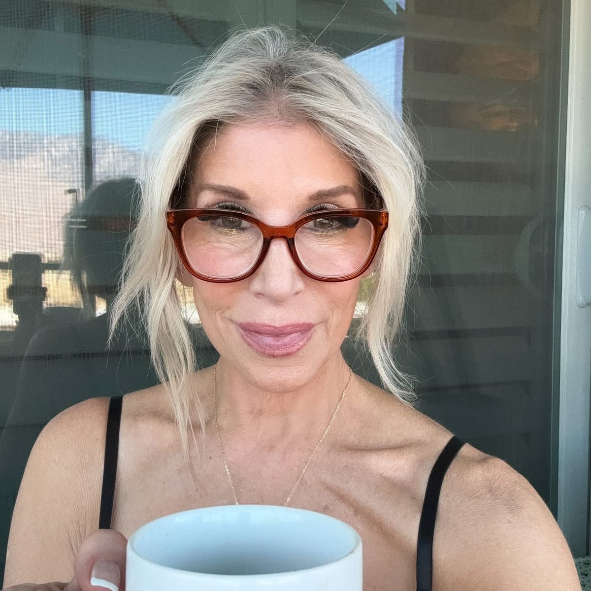 Good Morning Wednesday which is the new Thursday which is the new Friday!! Today is already banging. So I’m going to stay barefoot as long as I can. Any one care to join me? XOXO.
Love, L 💖 PS I love this song! It’s heavy lyrically but great! What song is in your head today??