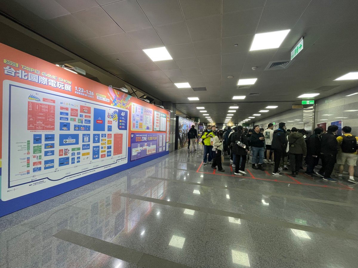 Crazy lines started from the outside to the 3rd floor of the convention! 
#TaipeiGameShow2025