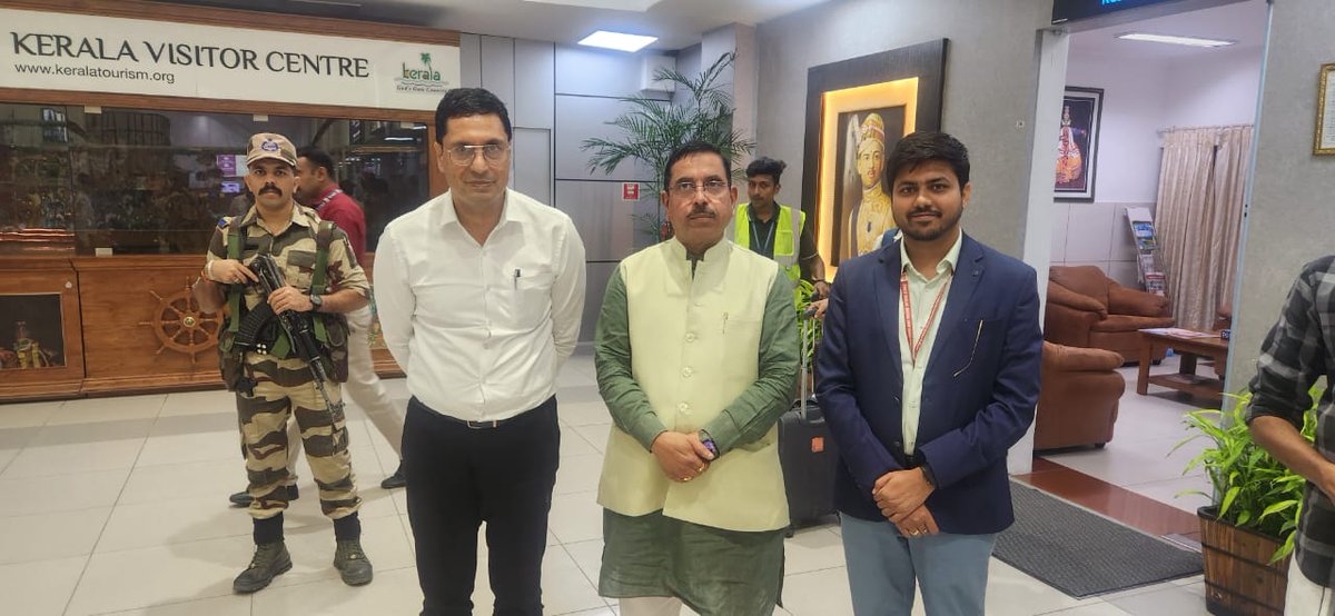 Hon’ble Shri Pralhad Joshi, Union Minister CA, F&amp;PD, was given a warm welcome by Shri C P Saharan, GM, FCI (Kerala), Shri Mukund Thakur, IAS, Commissioner (Food), Govt. of Kerala and other senior officers on his auspicious arrival to Kerala.
<a href="/JoshiPralhad/">Pralhad Joshi</a> 
<a href="/FCI_India/">Food Corporation of India</a>