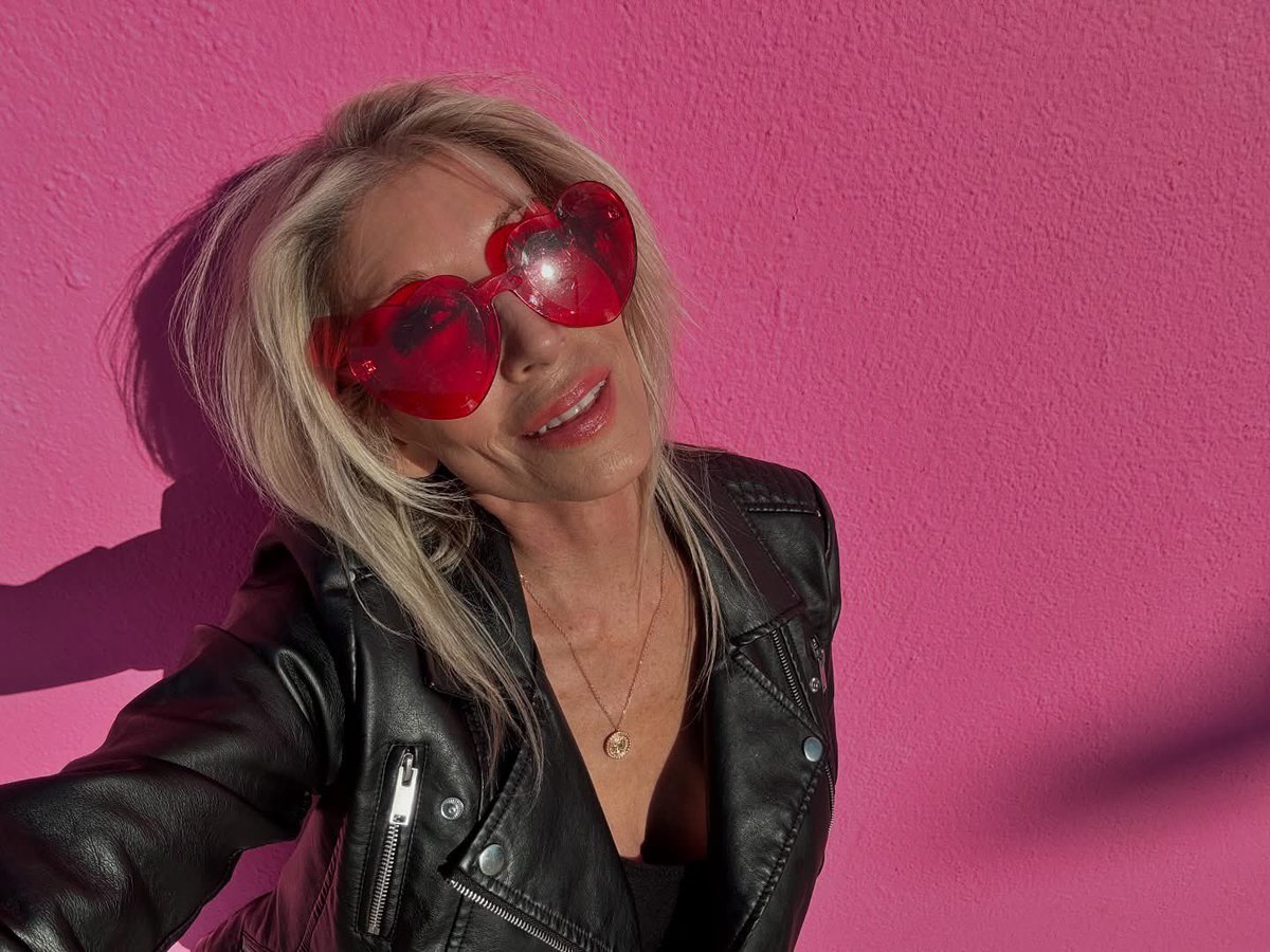 Pink! QUESTION: Have you ever seen the pink wall at <a href="/paulsmith/">Paul Smith</a> <a href="/paulsmithdesign/">Paul Smith</a> on Melrose in Hwood? It’s a must see “take a selfie” spot &amp; Paul Smith clothes etc are the coolest! UK vibes! Rollin into Monday feeling those cool vibes! XOXO. Love, L 🌸