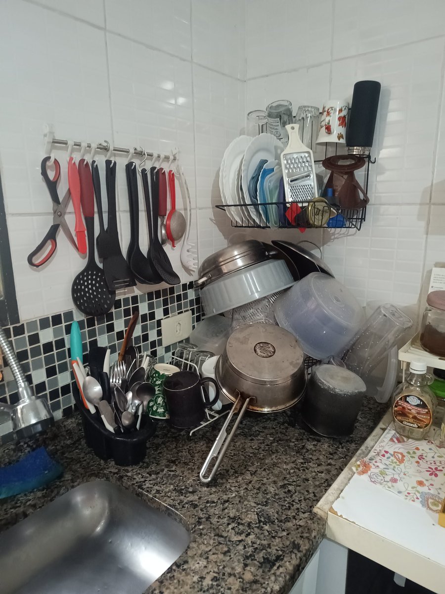 kadjoman's tweet image. a primeira obra do ano representa o fim do mês de janeiro e o montante de coisas pra resolver acumuladas para depois, quando o ano começar de verdade.
"fim de férias"
louça sobre pia, 2025
da coleção do artista