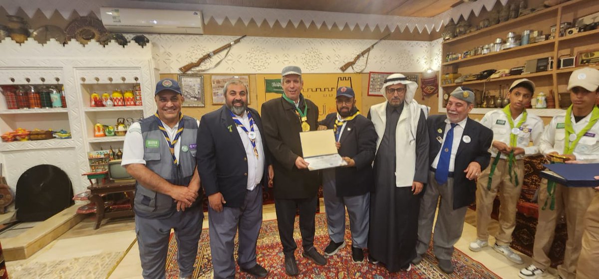 rwad_z's tweet photo. رابطة #الكشافة_العربية_السعودية تكرم الرائد #الكشفي الأستاذ/ عبدالمحسن سليمان العليوي من  #مكتب_رواد_كشافة_الزلفي 
ب #ديوانية_الحسين بالرياض
الف مبروك .. وابوسليمان يستحق التكريم https://t.co/iQXJhyCWYu