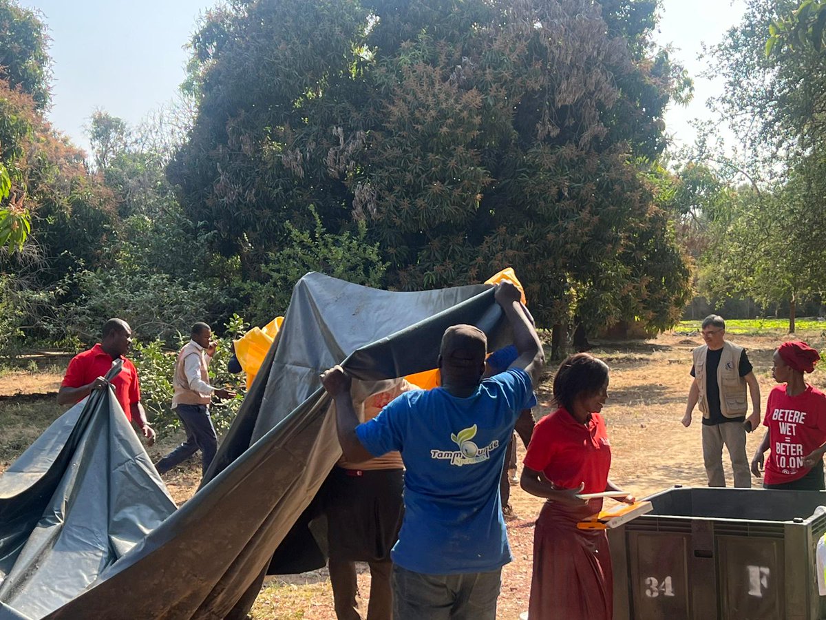 Aquassistance's tweet photo. Formation pour faire face aux crises de la région Extrême-Nord du Cameroun, avec @premiereurgence au Tchad, en faveur des populations déplacées ou victimes d'inondations. https://t.co/MctTlOnYtJ https://t.co/gQucwzZ58w
