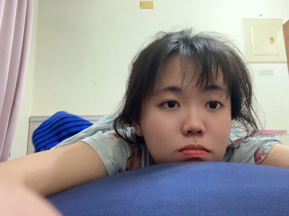 搬出來一個多月

狗狗好像習慣了一點～

剛開始搬出來的時候 一個人在房間

然後新公司新環境 去哪裡都要導航

然後完全沒有可以依靠的

超級焦慮 晚上還偷偷哭🤣

現在好多啦 習慣了～

不要叫狗狗戒💊 戒不掉了 🤣

狗狗至少吃有4年了🤣

晚安💤 https://t.co/AiM3njXhTF