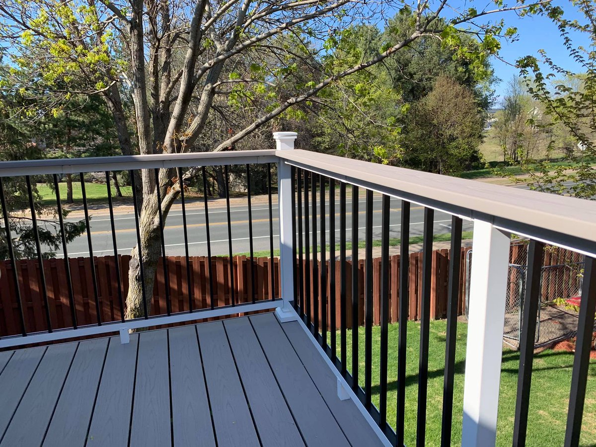 HarmonyRailing's tweet photo. Add a Drink Top Rail for a different, more unique look for your deck! Visit the link below to start shopping!

⬇️ ⬇️ ⬇️ 
https://t.co/IlTL1iaPr4

#dreamhome #homedesign https://t.co/7GQDI7UkeJ