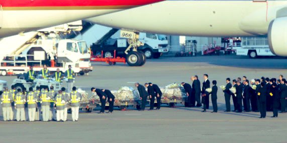 r075y's tweet photo. 2013年の時にも、アルジェリア人質事件もありましたよね、、

「無言の帰国」と9人の御遺体を飛行機から降ろされてるのをテレビと新聞で見てて
未だに覚えてます

https://t.co/vQXSw4CMXr https://t.co/0KRX8rNH7V