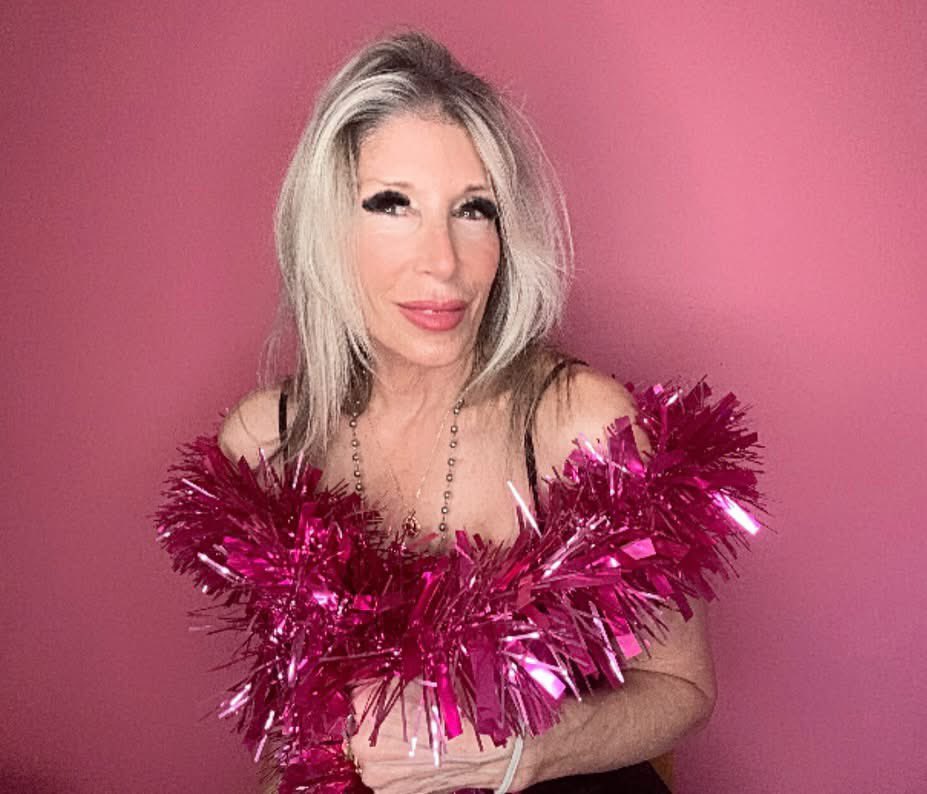 When you have to get up early on a Sunday for an interview &amp; turn it into a selfie photo sesh! See you tonite for “Live Q and A” 6 pm pst 9 pm est. Just like last week. You ask a ?, I’ll send a video response &amp; post on my story!