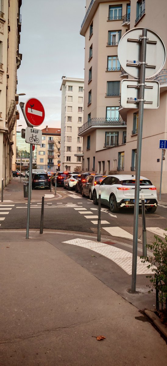fpaira's tweet photo. Merci Mr le #mairedelyon, mettre le boulevard jules Favre sur une voie, avant votre arrivée, aucun bouchon ici 👏👏👏👏#lyon #bouchons #gregorydoucet https://t.co/LMV9FGmckw