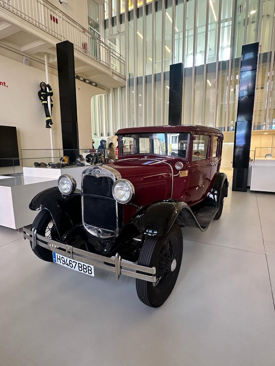 El 1929 aquest fantàstic Ford A era el Vehicle de Comandament Alfa 1 del cos de Bombers de Barcelona.

Es va restaurar en detall i la setmana passada el vau poder veure a la plaça de Sant Jaume. Ara ja és a la seva llar definitiva, l'#EspaiBombers.

ajuntament.barcelona.cat/espaibombers/ca