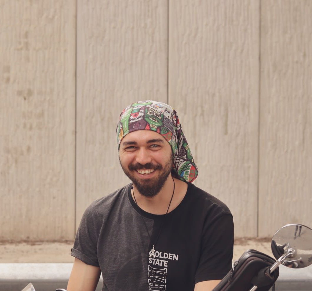 Fotoğrafta gördüğünüz kişi abim Samet Özgül. 

Gazi Üniversitesi öğrencisi ve motokurye olarak çalışan Samet, 5 Kasım 2022’de Ankara’da trafikte ışık ihlali yapan aracı uyardığı için üç kişi tarafından darp edilip boğazından bıçaklanarak katledildi. 

Sabıkalarında uyuşturucu