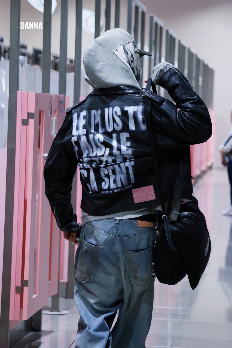 enhaonly01's tweet photo. Ni-ki’s jacket is by a brand called Better With Age. Everything produced by the brand is a one-of-one design as they specialize in reimagined and redesigned vintage pieces. 

There’s only one of Ni-ki’s jacket in the world. 🖤 https://t.co/0moJwsFJBn