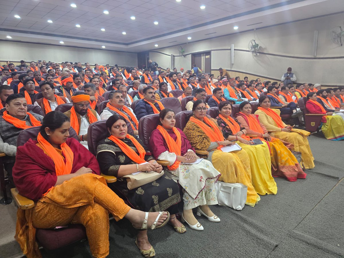HarishD_BJP's tweet photo. आज भाजपा केंद्रीय कार्यालय पर पूर्वांचल संवाद अभियान कार्यक्रम के निमित्त उत्तर प्रदेश एवं बिहार के प्रमुख कार्यकर्ताओं की बैठक में सम्मिलित हुआ। जिसमें आगामी दिल्ली विधानसभा चुनाव में भाजपा ���ो भारी मतों से विजयी बनाने हेतु विस्तृत योजना बनाई गई।  बैठक में मुख्य रुप से भाजपा के राष्ट्रीय संगठन महामंत्री आ० बी० एल० संतोष जी, राष्ट्रीय महामंत्री श्री तरुण चुग जी एवं  पूर्वांचल मोर्चा दिल्ली के अध्यक्ष श्री संतोष ओझा जी उपस्थित रहे।@blsanthosh