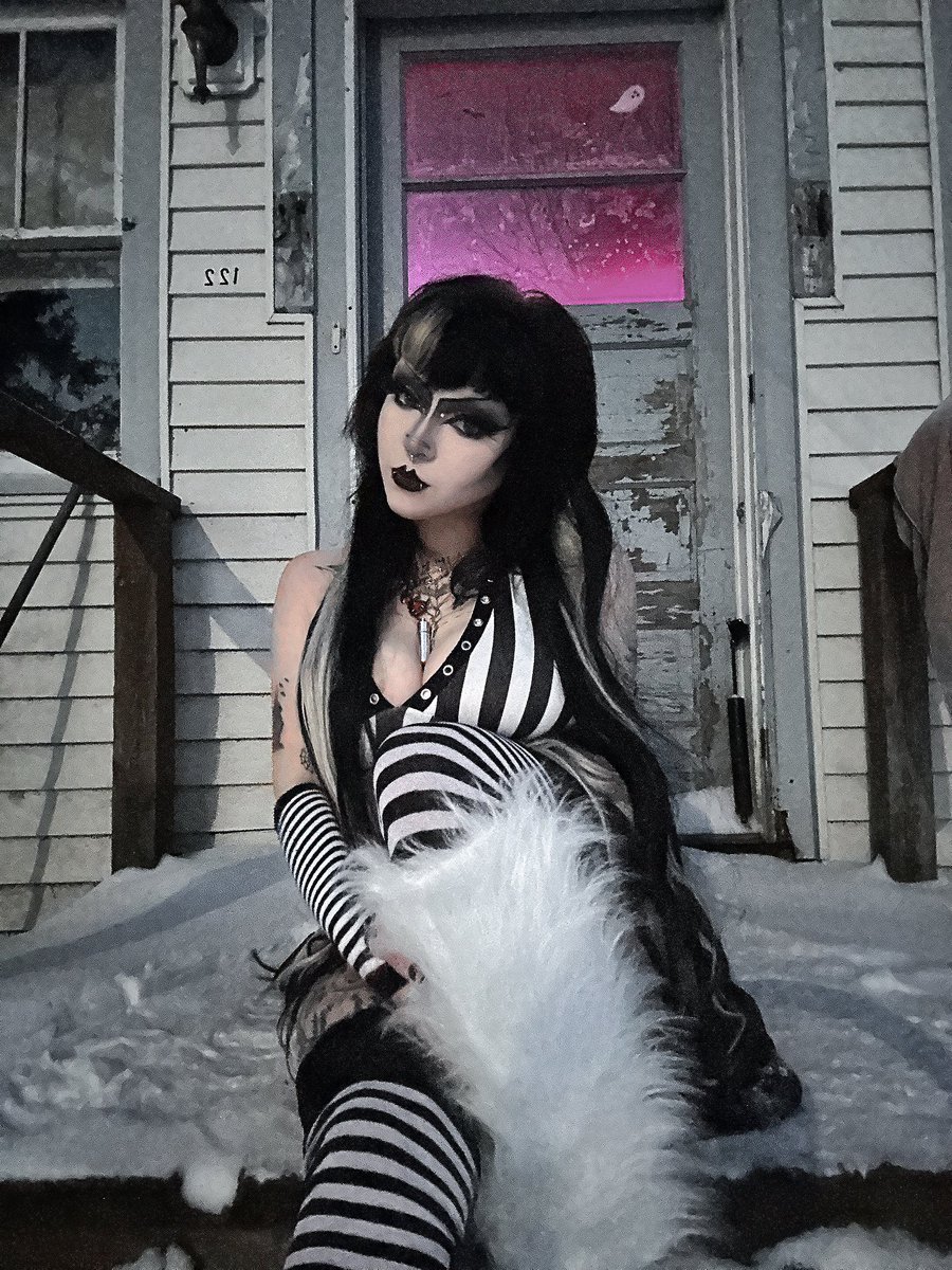 bbyygutz's tweet photo. 𓉸 • 𝔲𝔫𝔡𝔢𝔞𝔡 • 𓉸
#gothic #gothgirl #tradgoth #snowshoot https://t.co/KLVg9mTE46