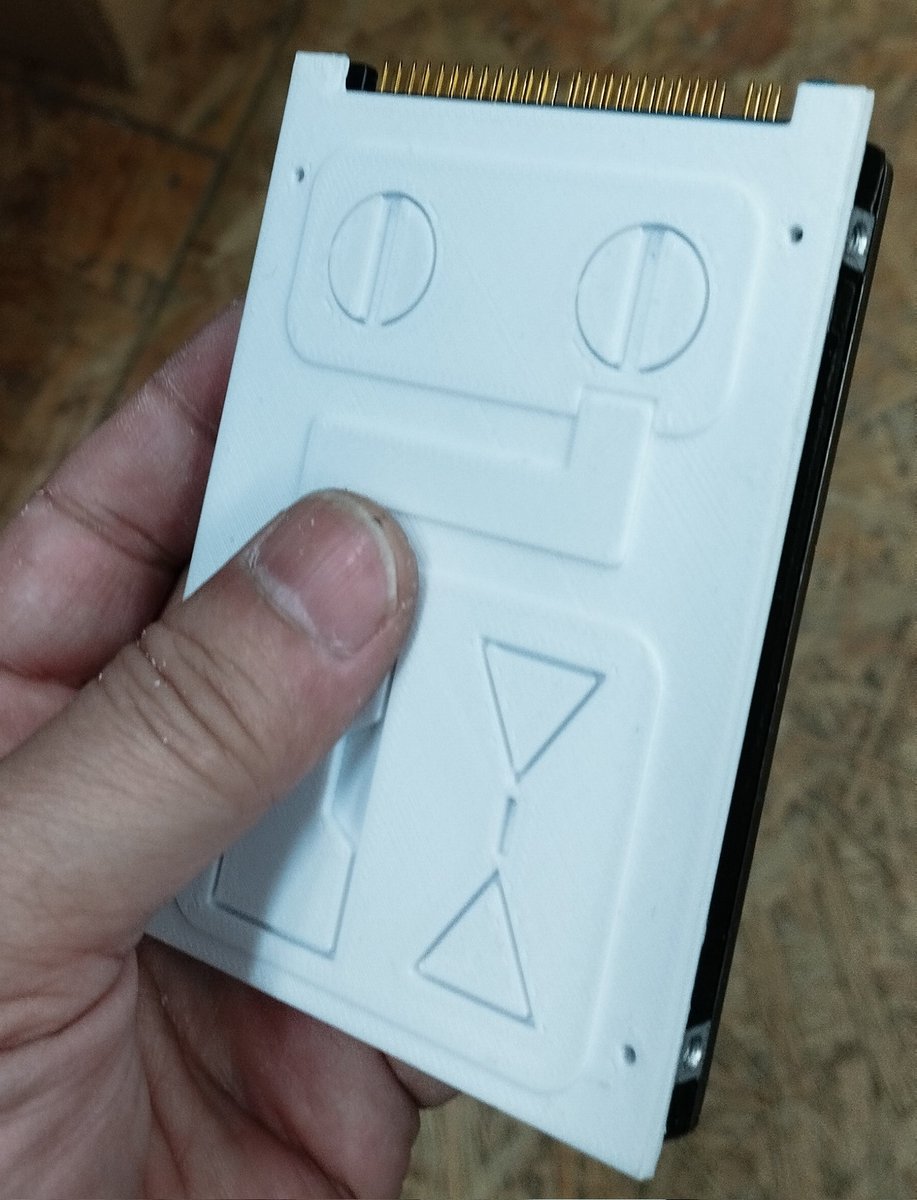 guru_hoshi's tweet photo. インストールデバイス出来た〜。
#GQuuuuuuX
塗装とデータ修正ちょこちょこします。
2.5インチハードディスク対応ｗ https://t.co/Pyw7sQP9UV