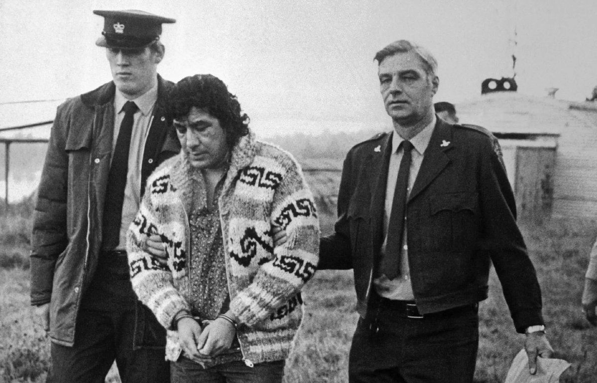 BourNinon's tweet photo. Le 20 janvier 2025, Joe Biden a annoncé la sortie de prison du militant autochtone Léonard Peltier. Incarcéré depuis 1976 pour le meurtre présumé de deux agents du FBI et ancien partisan de l’AIM (American Indian Movement), il est le plus ancien prisonnier politique des États-Unis.

Surnommé le « Mandela indigène », sa libération ne découle pas d’une grâce présidentielle mais d’une commutation de sa double peine de prison à vie : il est désormais, à l’âge de 80 ans, autorisé à purger celle-ci à domicile avec sa famille. Enfermé pendant 50 ans, Léonard Peltier n’a jamais cessé de clamer son innocence, ainsi que l’intérêt du FBI à appréhender durant des décennies sans ménagement les membres de l’AIM (alors vus comme des communistes menaçant l’ordre public).

L’AIM, fondé en 1968, est une organisation luttant pour la reconnaissance des droits autochtones et l’autodétermination des populations natives aux USA connue pour ses leaders charismatiques controversés, comme Russell Means, mais aussi pour ses protestations marquantes comme les occupations d’Alcatraz (1969-1971) et de Wounded Knee (1973), ainsi que par la prise du Bureau of Indian Affairs de Washington (1972).