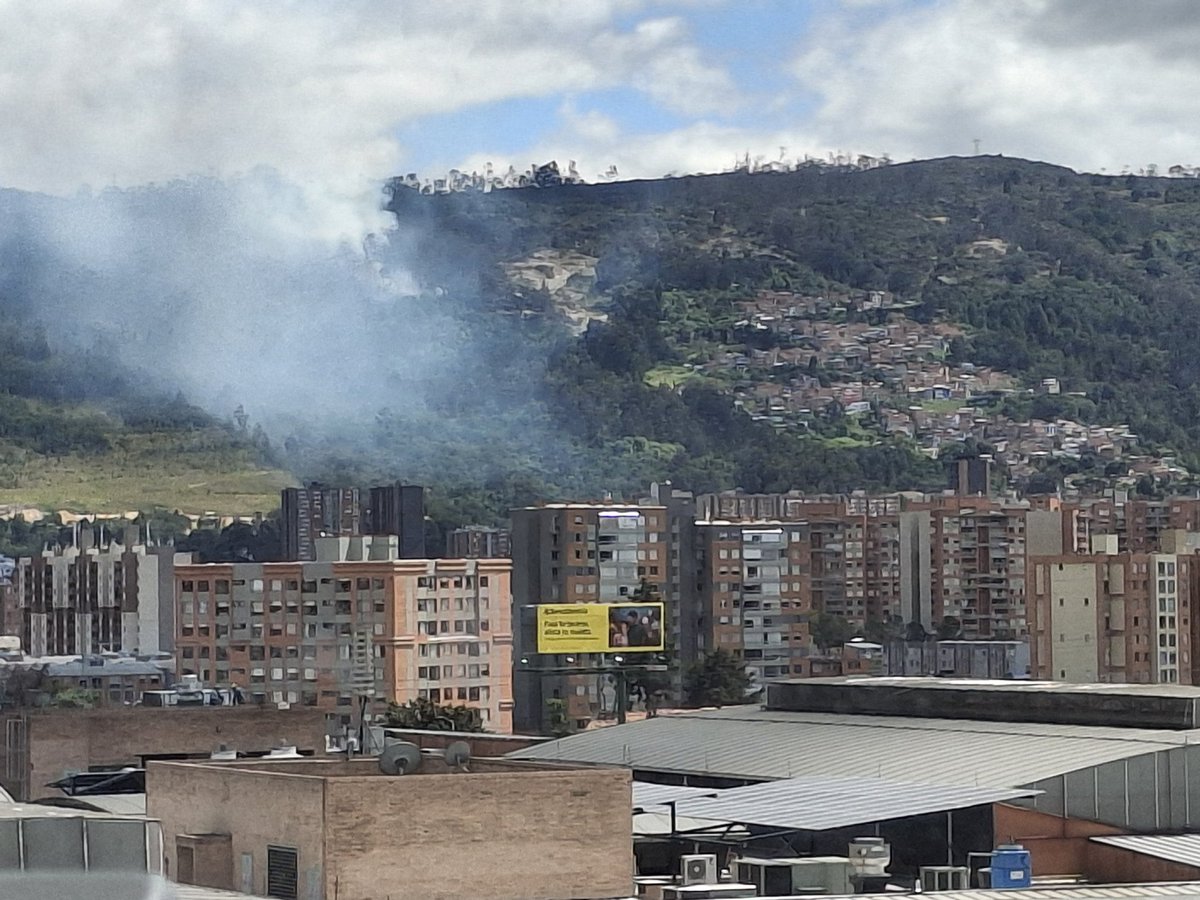 Fambito's tweet photo. De preocuparnos?? @BomberosBogota Acciones Rápidas!!!!  Barrio Soratama https://t.co/uLeLoD6F0i