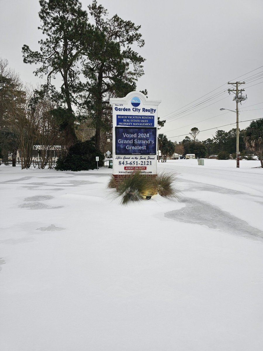 GardenCitySC's tweet image. Snow in Garden City Beach yesterday made for a rare and peaceful scene. A quiet winter moment with palm trees and fresh snow. ❄️ How did you spend your snow day? #GardenCityRealty #WinterWeather #JanuarySnow #SouthCarolina #GardenCityBeach #LifesGrandontheSouthStrand #Winter