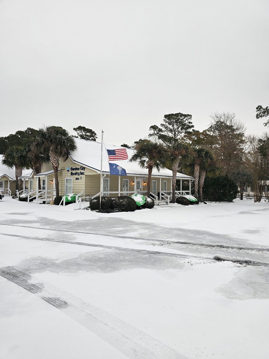 GardenCitySC's tweet image. Snow in Garden City Beach yesterday made for a rare and peaceful scene. A quiet winter moment with palm trees and fresh snow. ❄️ How did you spend your snow day? #GardenCityRealty #WinterWeather #JanuarySnow #SouthCarolina #GardenCityBeach #LifesGrandontheSouthStrand #Winter