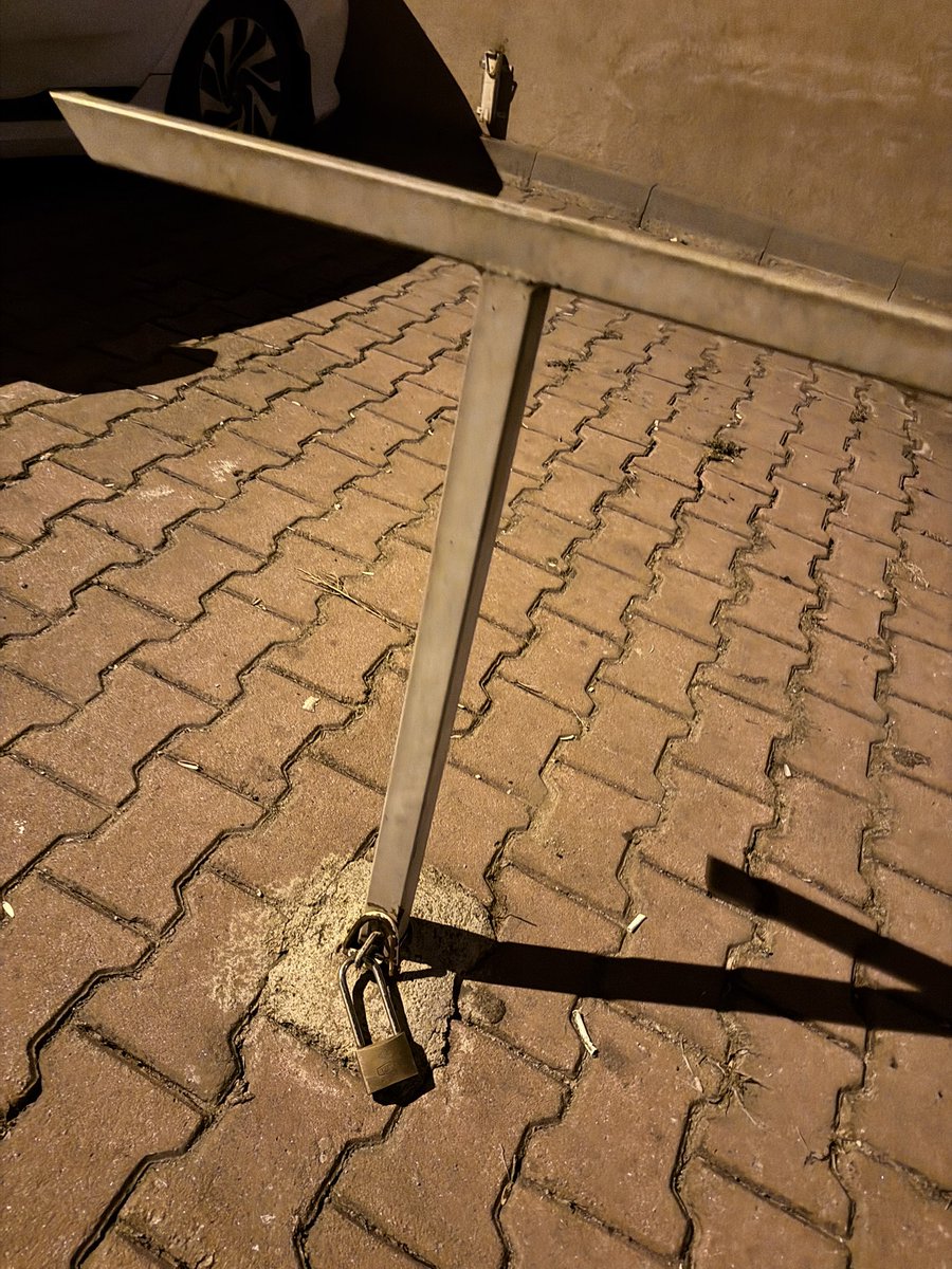 baran0875's tweet photo. @KagithaneBelTR  Zabıta ekipleriniz binaya ait olan otoparkın mülkündeki park demirlerini kırıp gitmiş. Belediye çalışanları bilinçsizce hareket ediyor ve özel mülke zarar veriyor. Bununu bedelini kim ödeyecek? Harmantepe Mahallesi, İstek Sokak No:2 ,Kağıthane https://t.co/6frvaIkLoU
