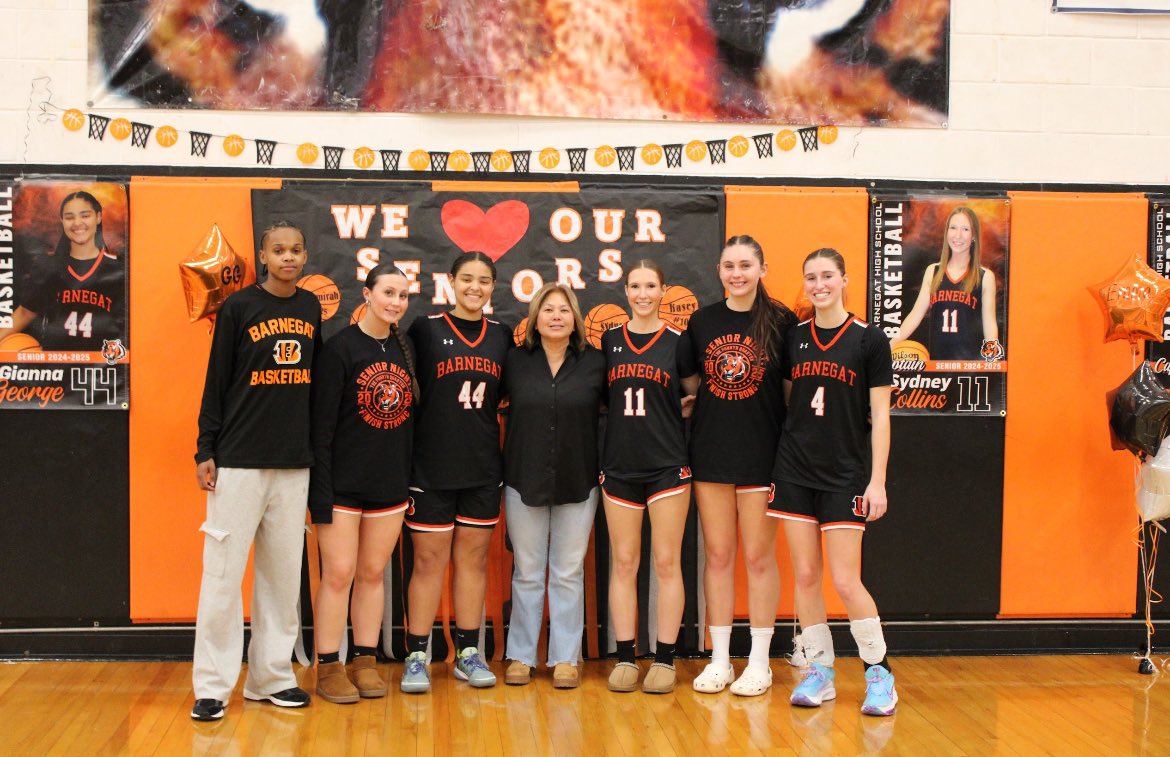 CoachNicolini's tweet photo. What an amazing Senior Night for a truly exceptional group of girls! I am beyond proud of all they’ve achieved, and I have so much love and appreciation for each of them! ❤️🏀🧡🖤 https://t.co/kpFGDVAvU0