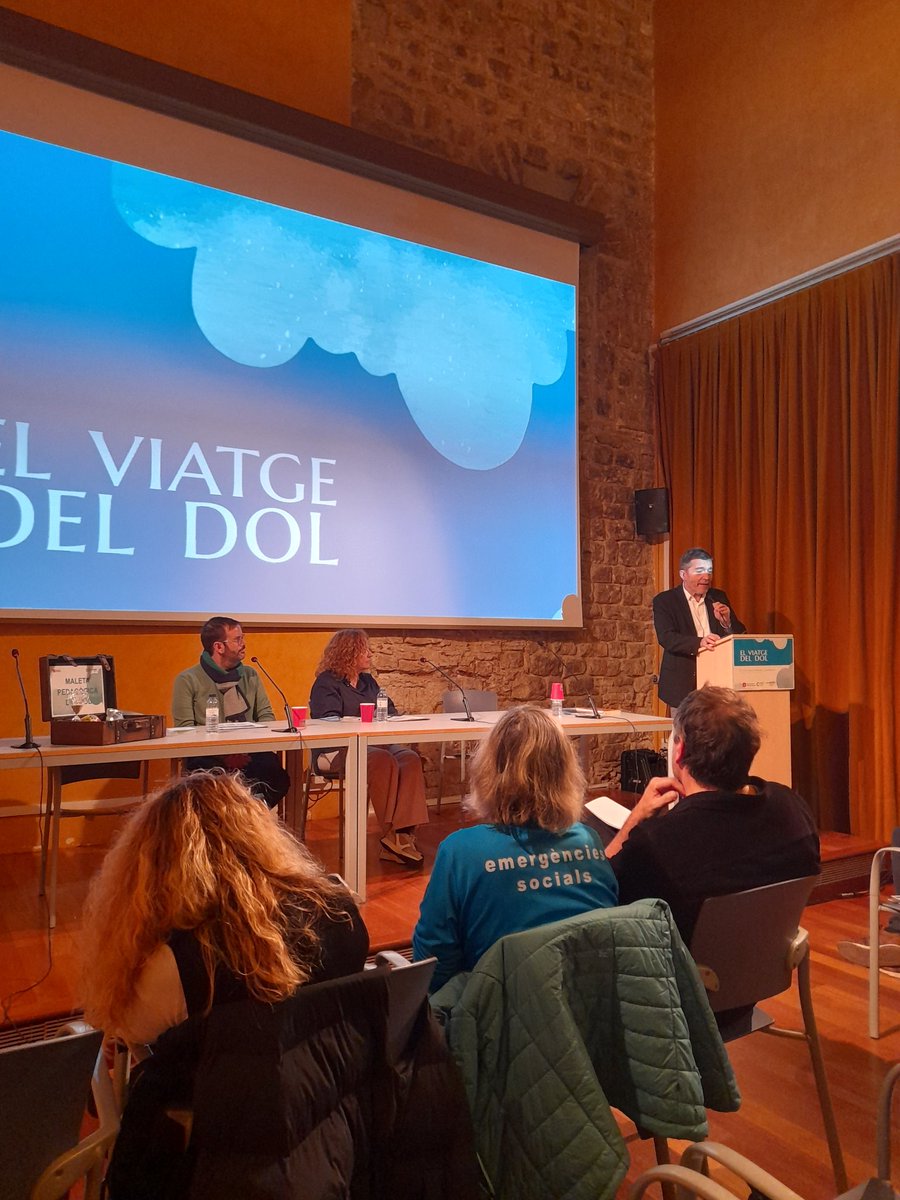 _AUDIR's tweet photo. Comença l'acte de presentació de la maleta pedagògica 'El viatge del dol' amb la intervenció de @miqueltrepat director gral. de @CementirisBCN i @Sergio_Areyano codirector d'@_AUDIR https://t.co/eedz9ak2FH