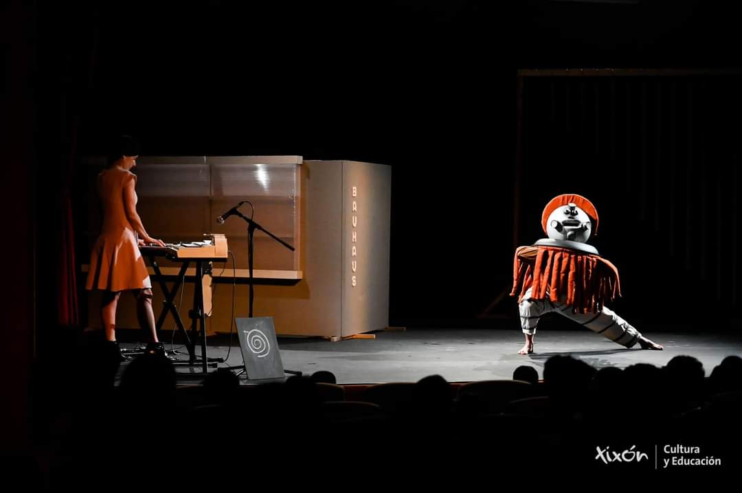 🏆 FINALISTAS PREMIOS OH! / MEJOR DISEÑO DE ILUMINACIÓN:

• ERNESTO GONZÁLEZ Y MOISÉS GONZÁLEZ por "El gato con botas de agua" de #ElCallejonDelGato
• FÉLIX GARMA por "Postales rotas", de <a href="/ZigZagDanza/">Zig Zag Danza</a> 
• PELAYO RODRÍGUEZ por "Bauh" de #ProyectoPiloto