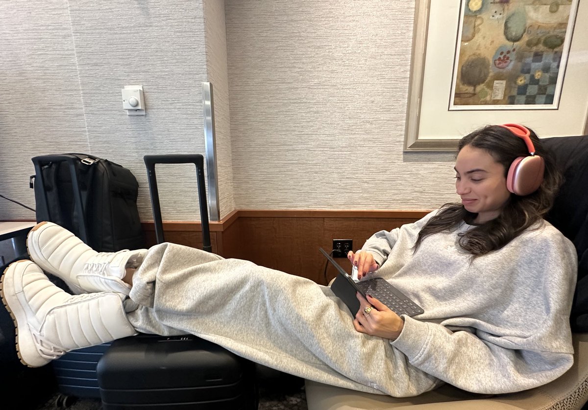 ShadeTV's tweet photo. Shout out to @Delta Sky Club for always keeping it comfy, even if snow storms wreak havoc across the flight network! 🙏🏽
#SundanceBound https://t.co/OvFNcsbvYt