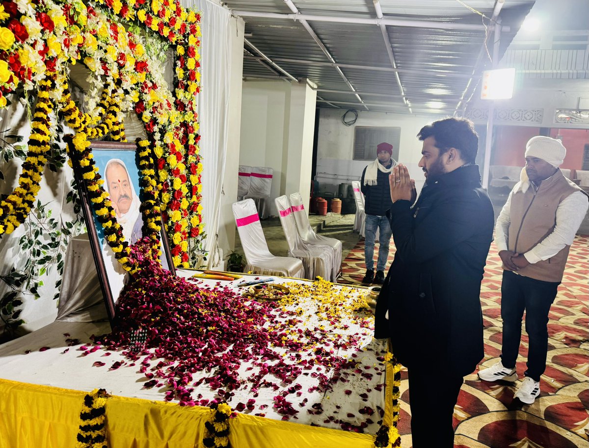 खलीलाबाद में श्री सचिन यादव (पूर्व छात्र संघ अध्यक्ष) के पूज्य पिताजी के ब्रह्मभोज कार्यक्रम में सम्मिलित होकर श्रद्धा सुमन अर्पित किए।

ईश्वर से प्रार्थना है कि दिवंगत आत्मा को अपने श्रीचरणों में स्थान दें।
ॐ शांति।