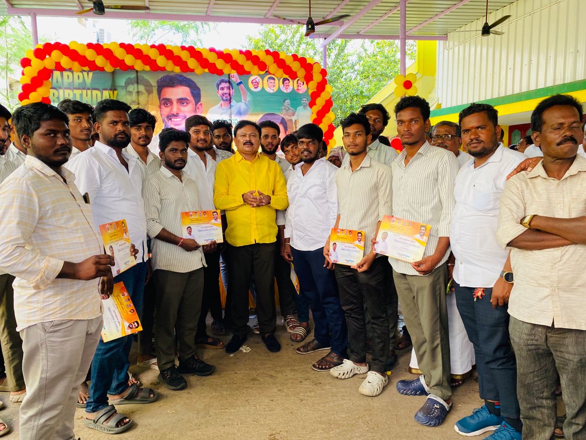 venkateshmng's tweet photo. మా యువ నాయకులు కాబోయే ముఖ్యమంత్రివర్యులు శ్రీ @naralokesh గారి జన్మదినం సందర్భంగా 230 మంది యువత తో భారీ రక్తదాన శిబిరం నిర్వహించడం జరిగింది..
#HappyBirthdayLokesh anna 
#NaraLokesh ... https://t.co/PiUI1bwvyy
