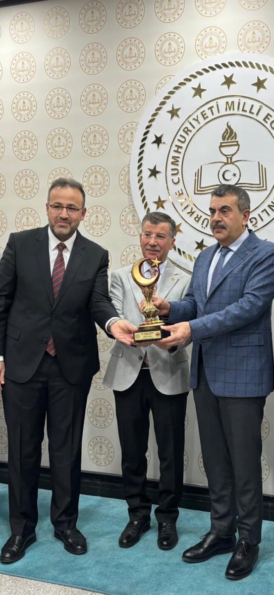 Özel Meslek Liseleri Federasyonu Yönetimi olarak MEB Bakanımız Sn Yusuf TEKİN’i ziyaret ettik. Sn Bakanımızın Nisan ayında düzenleyeceğimz Çalıştaya katılacak olması bizleri oldukça mutlu etmiştir. Bakanımız Sn <a href="/Yusuf__Tekin/">Yusuf Tekin</a> e kabullerinden dolayı çok teşekkür ederiz. <a href="/tcmeb/">Millî Eğitim Bakanlığı</a>