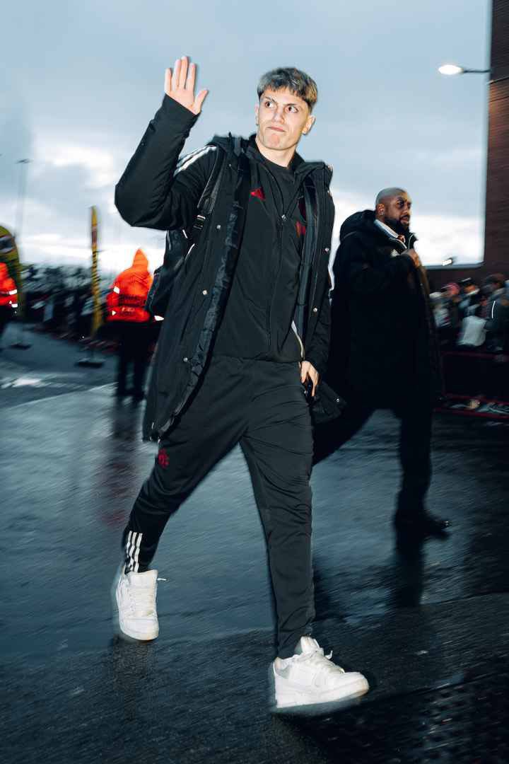 Garnacho is here! Waving away Chelsea rumours.