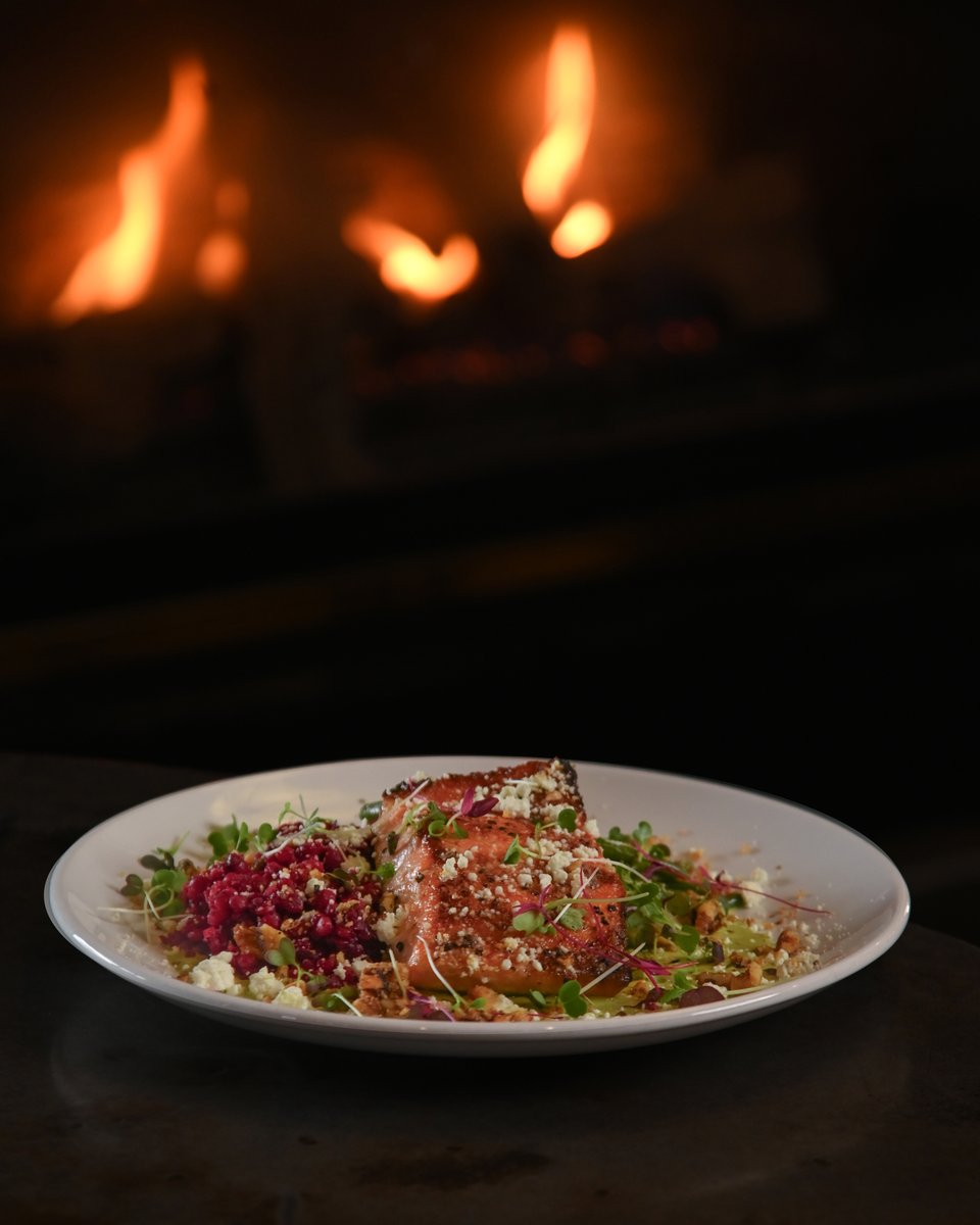 SchweitzerID's tweet photo. Looking for a family-friendly restaurant with a cozy cabin feel? Chimney Rock Grill is the go-to spot with delicious options for every appetite!

#aprésschweitzer #schweitzerlife #sandpointdining https://t.co/uC3fwsY1NB