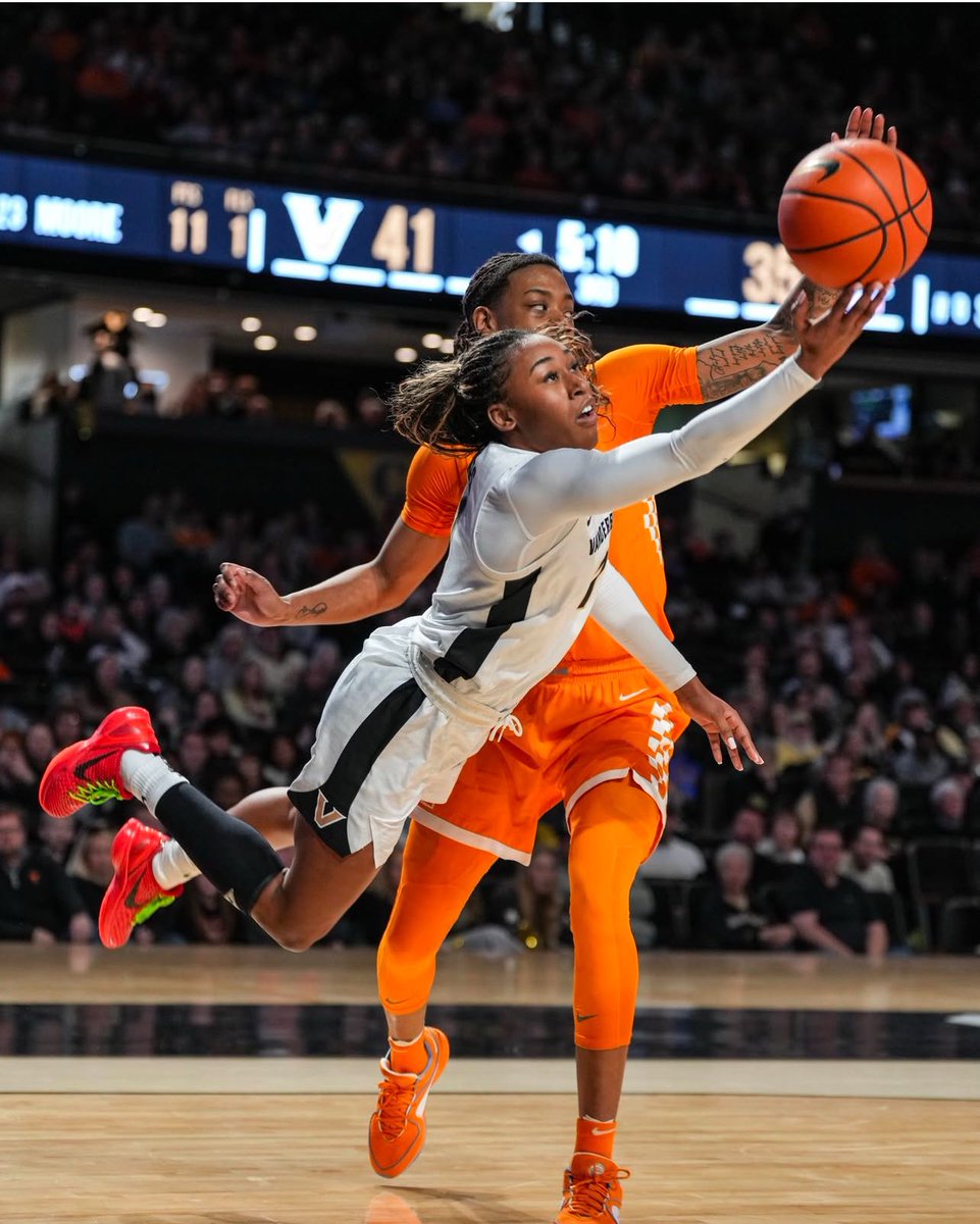 MarchMadnessWBB's tweet image. Top Shots of Week 12 📸

#NCAAWBB